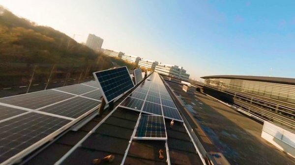 Реклама солнечных панелей. Здание adidas