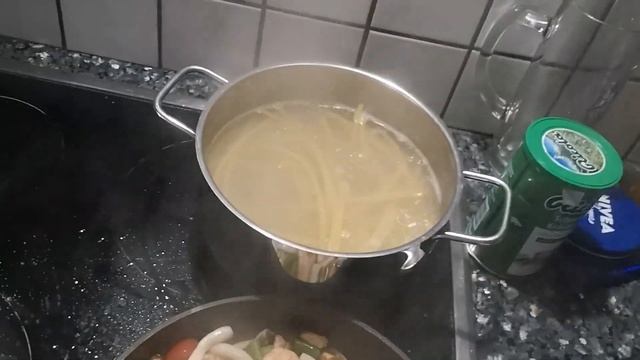 Макароны с морепродуктами по итальянски( плюс перепелки на ночь глядя)