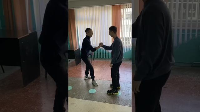 Как поздороваться с другом смотреть онлайн