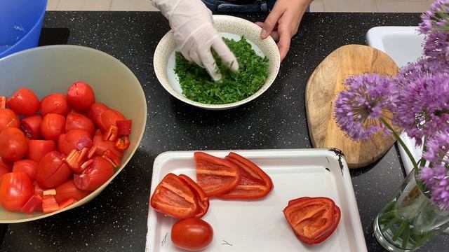 Вкуснейшая закуска из помидоров! Квашеные острые помидоры! Готовьте сразу тройную порцию!) смотреть онлайн