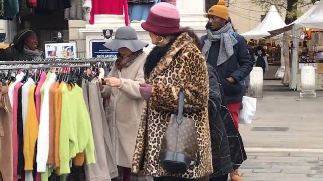 какую одежду итальянки покупают на рынке? смотреть онлайн