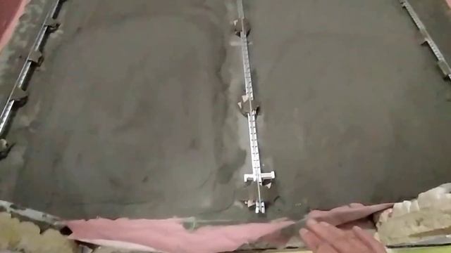 Конец гидроизоляции и маяки для стяжки