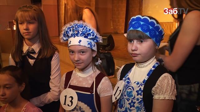 Восьмиклассницы расписали себя на подиуме гжелью смотреть онлайн
