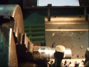 Точим заготовку на малых оборотах на токарном станке 1К62