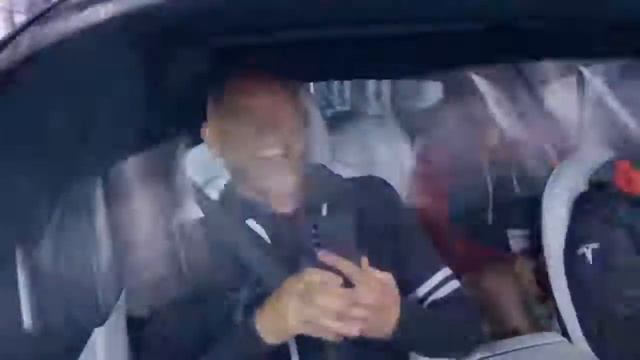 Tesla Experiencing Plaid/Тесла Опыт Пледа смотреть онлайн