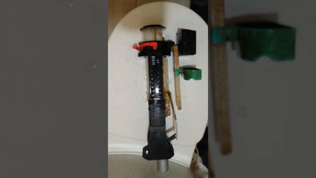 Подтекает унитаз ? Устраняем Легко и Просто !!!!! смотреть онлайн