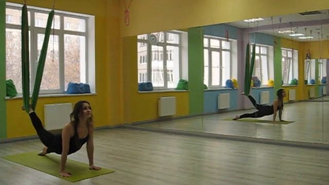 Сурья намаскар (Приветствие Солнцу) в гамаке смотреть онлайн
