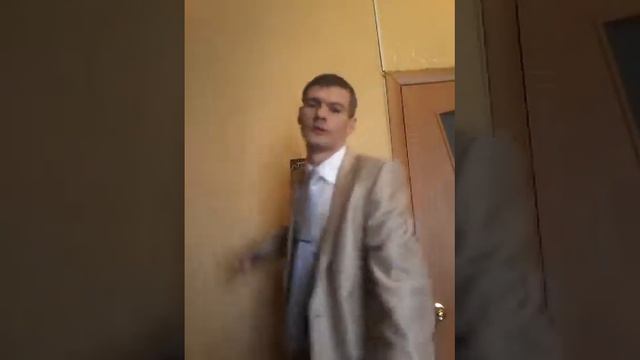 Владимир классно танцует под музыку и поёт припев! смотреть онлайн