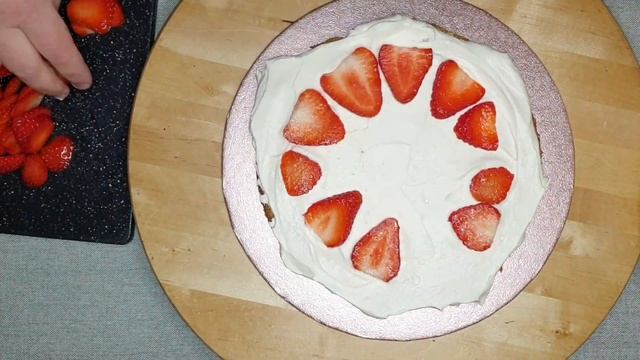 Ванильный торт с клубникой. Торт с бабочками для девочки. Очень нежно и просто. смотреть онлайн