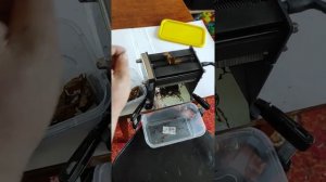 Нарезка влажных табачных листьев табакорезкой MAX