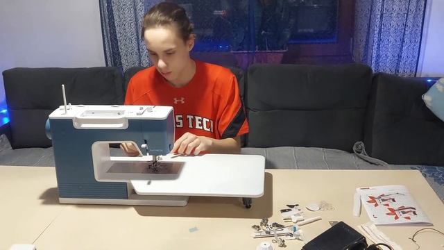 Распаковка швейной машины Bernina Bernette B05 Academy // UNPACK смотреть онлайн