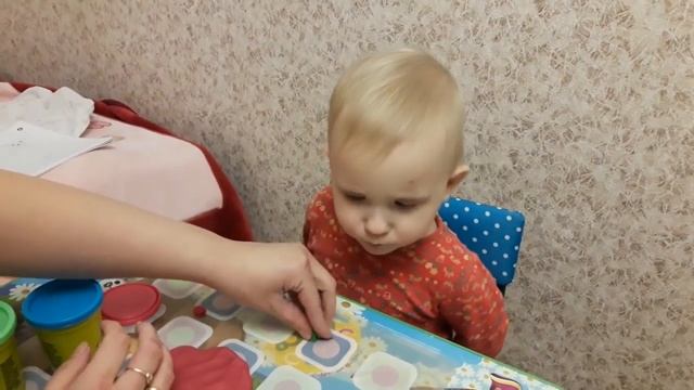 Чем заняться с ребенком после года? Как развивать малыша? Пластилин Play Doh смотреть онлайн