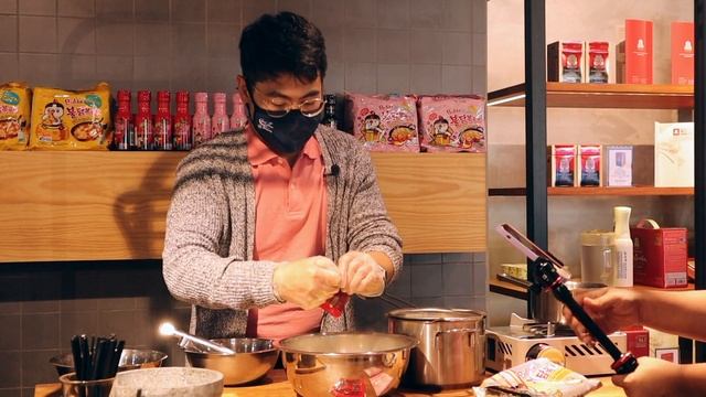 Cream Carbonara Buldak Noodles - Launching in UAE | Samyang noodles demo смотреть онлайн