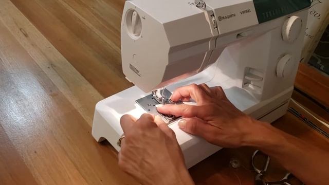 Threading Husqvarna Viking Sewing Machine смотреть онлайн