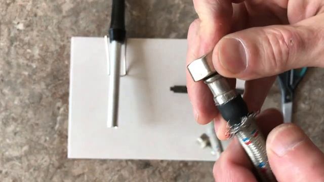 Способ как можно отремонтировать перебитую гибкую подводку для воды, гайка-штуцер смотреть онлайн