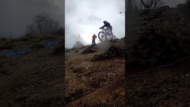 Минута активного даунхилла #downhill #jump #bike смотреть онлайн