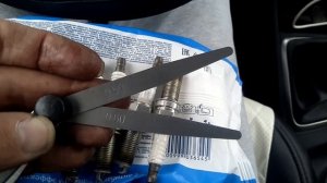 Замер зазоров свечей зажигания на Хендай Солярис 2