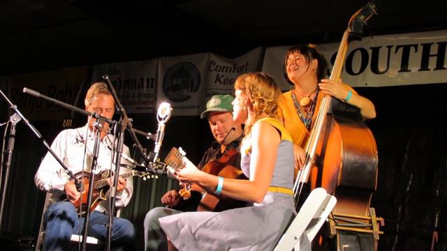 Foghorn Stringband Performs "Mining Camp Blues" смотреть онлайн