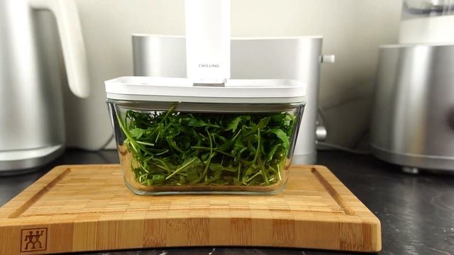 Салат с креветками, рукколой и томатами черри. смотреть онлайн