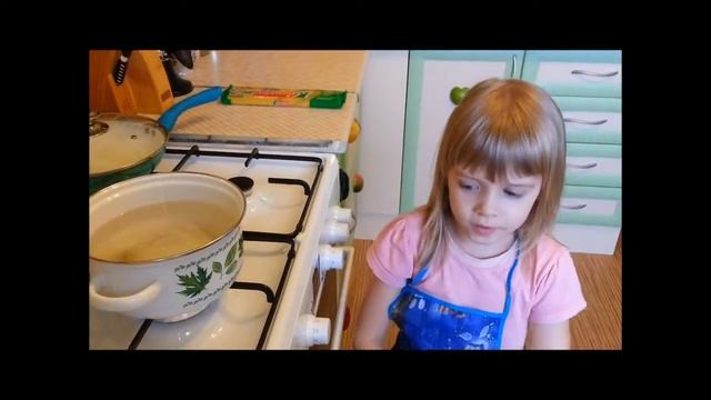 Девочка варит макароны