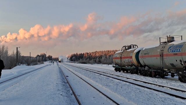 ЛВ-0165 и ТЭП70БС-143 с ретропоездом и приветливой бригадой проследуют ст. Кохма смотреть онлайн