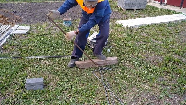 Быстро и легко гнем арматуру с помощью простой самоделки. Дешевая замена станка для гибки арматуры. смотреть онлайн
