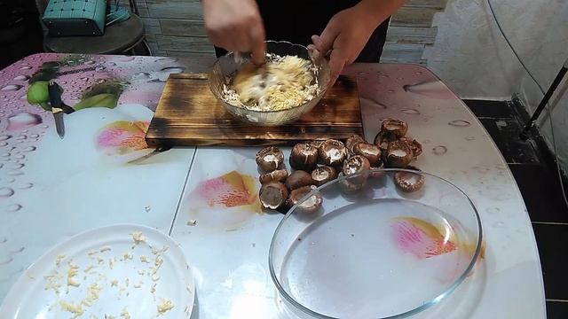 шампиньоны в духовке с сырной начинкой. смотреть онлайн