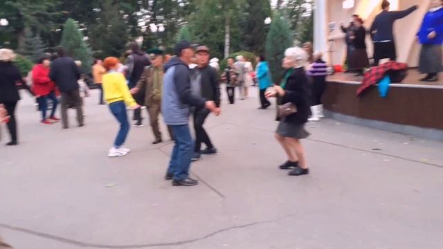 ЗАМАНИЛА, СОБЛАЗНИЛА!??/ТАНЦЫ В ПАРКЕ ГОРЬКОГО ХАРЬКОВ 2021 смотреть онлайн