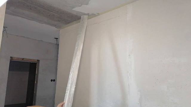 Процесс выравнивания стен шпаклёвкой минимальным слоем под провилом. Как выровнять стену шпаклёвкой смотреть онлайн