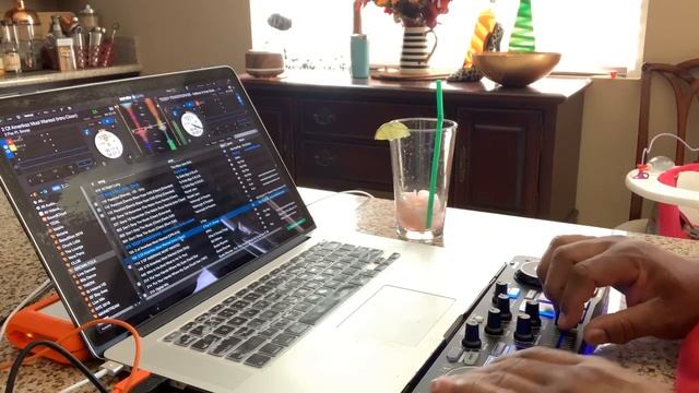 Hercules DJControl StarLight смотреть онлайн