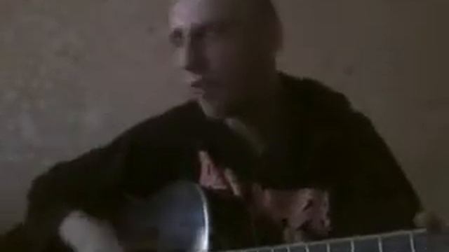 ОНА ЛЕТАЕТ НА МЕТЛЕ песня под гитару собственного сочинения смотреть онлайн