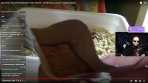 Бэбэй смотрит как амбассадор доширака Толян, дегустирует Доширак со вкусом кимчи (02.12.2021)