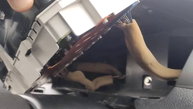Снятие приборной панели на Митсубиси Лансер 9, Mitsubishi Lancer 9 Замена лампочки одометра MN13460 смотреть онлайн