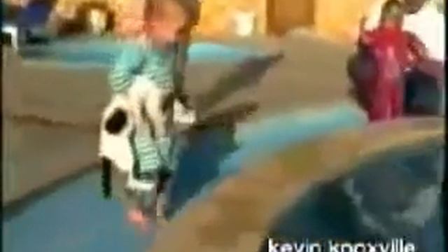 Кота бросают в бассейн) смотреть онлайн