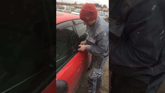 Открываем машину без ключей AUDI 100 смотреть онлайн