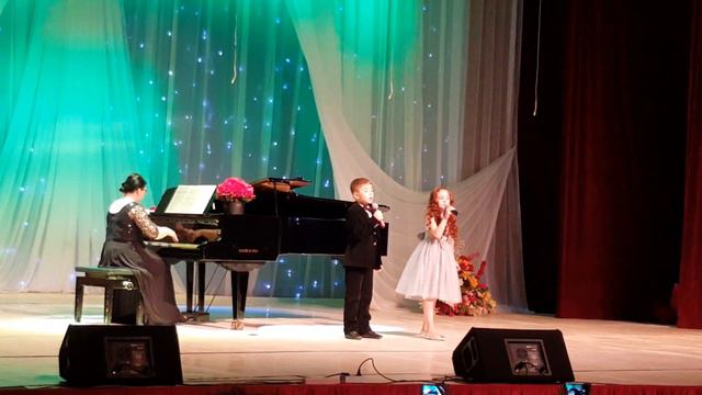 Вероника Хутиева и Аслан Джиоев исполняют Неаполитанскую народную песню Santa Lucia. 2 марта 2016 г смотреть онлайн