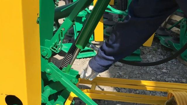 Необычная косилка для окашивания обочин дорог В чем отличия косилки дорожной КРН-2,1Б от обычной КР смотреть онлайн