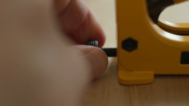 PICTURE FRAME POINT GUN: first time using the Logan F500-2 point gun for picture framing смотреть онлайн