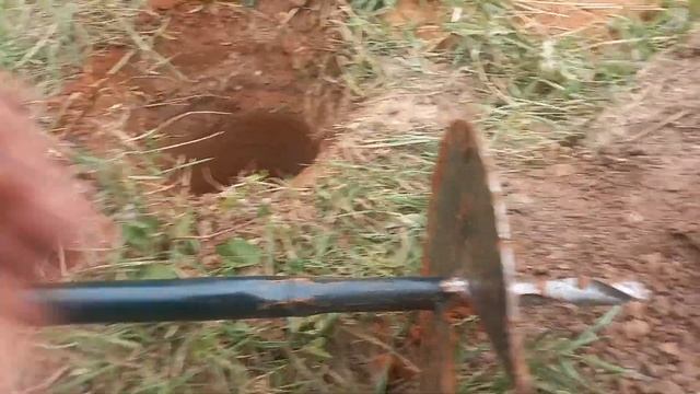 САДОВЫЙ БУР УХОДИТ в ГРУНТ САМ #садовый_бур #бур_для_земли #DIY