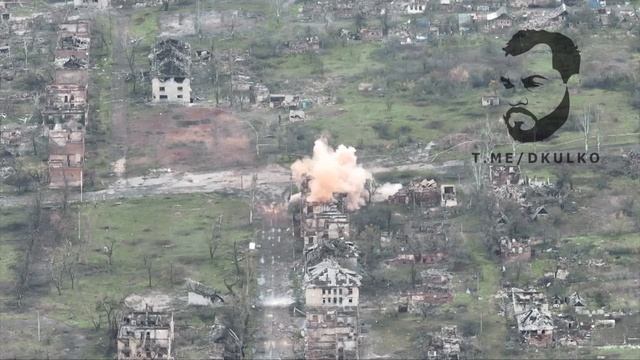 Только боевики занимают позиции в разрушенном доме, как ствольная артиллерия его разбирает. смотреть онлайн