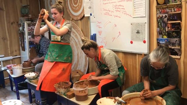 ? Склеиваем чайник из глины на летнем интенсиве Гончарная школа Волшебство керамики смотреть онлайн