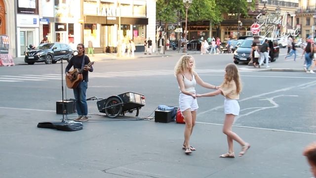 PARIS SINGER IS ASTONISHED AS THE LADIES DANCE to "I Will Survive" (Gloria Gaynor) 【Street Music】 смотреть онлайн