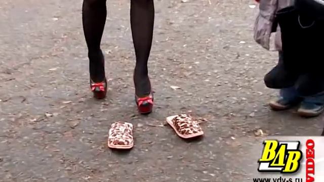 По центру Волгограда прошли девушки в домашних тапочках смотреть онлайн