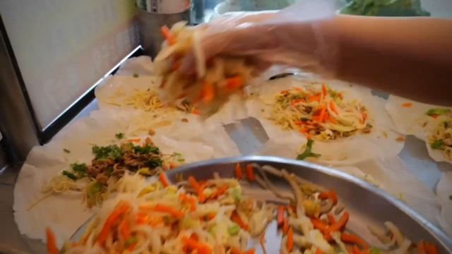 Корейская УЛИЧНАЯ Еда - Суши КИМПАБ По-Корейски, Блюдо ВОК, Рис с КАПУСТОЙ, Спринг-РОЛЛЫ... смотреть онлайн