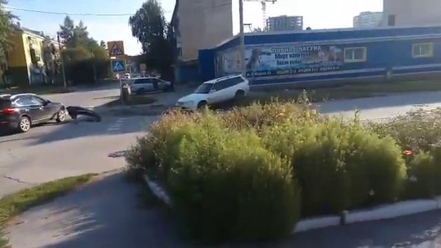 Столкновение автомобилей Honda и Infiniti на перекрестке улиц Маркса и Суворова произошло в Бердске смотреть онлайн