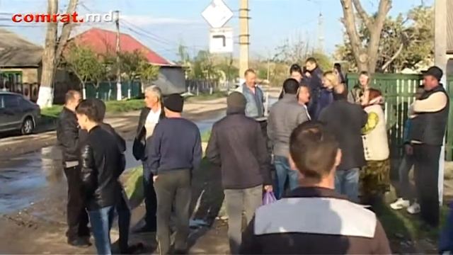 Бригады спасателей помогают жителям Комрата выкачивать воду из затопленных подвалов смотреть онлайн