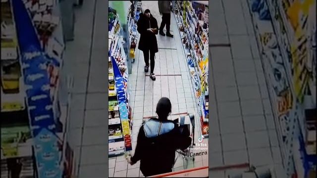 Воровка в магазине Пятёрочка.