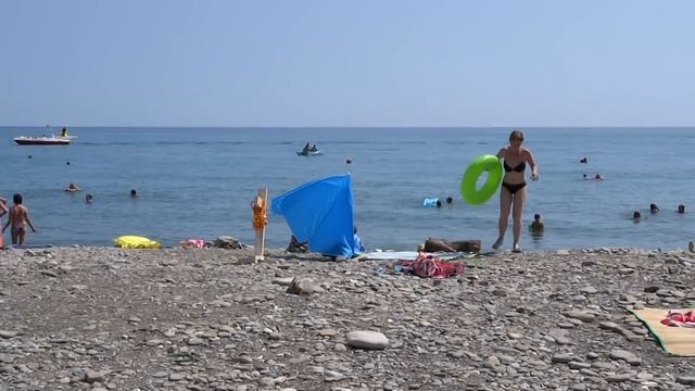 Лето радует жаркими днями! Пляж комплекса "Озеро дивное". Лазаревское, 27 июля 2016 смотреть онлайн