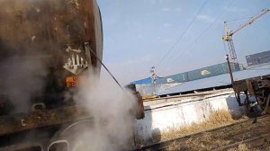 Как сливают битум из цистерны