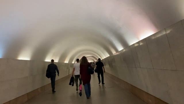 From Station Okhotny Ryad to Teatralnaya // Look 4 trains // Moscow Underground смотреть онлайн